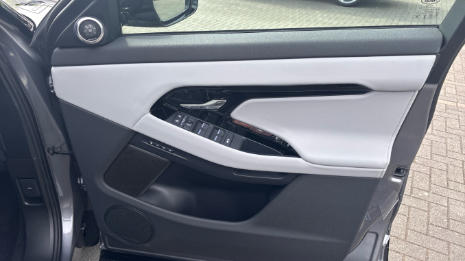 Land Rover Range Rover Evoque 1.5 P270e Dynamic SE 5dr Auto Hatchback - Image 24